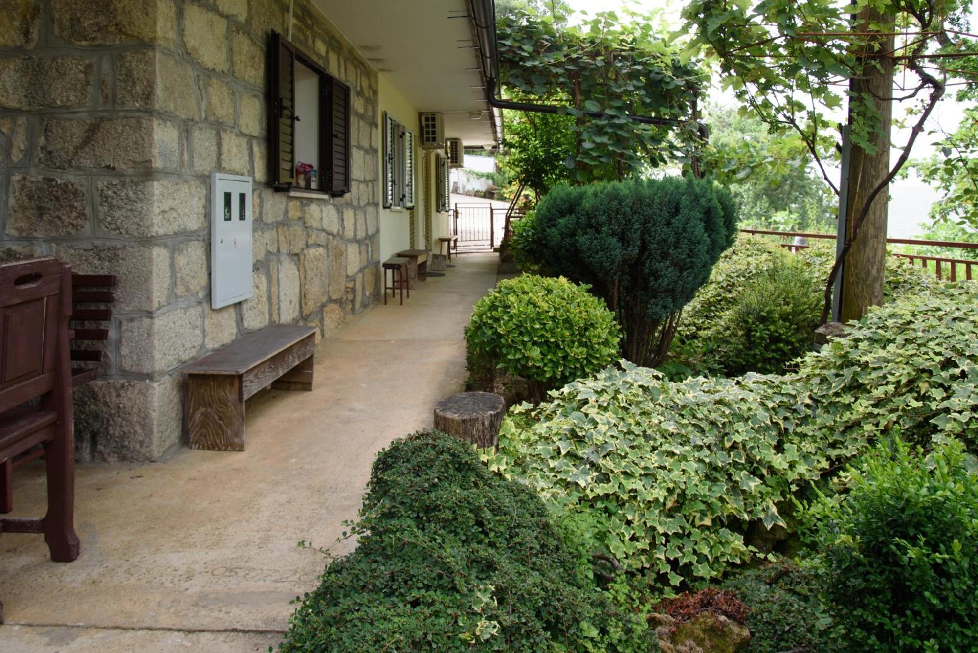 Vrlika Apartments Cvitini Dvori Garjak מראה חיצוני תמונה