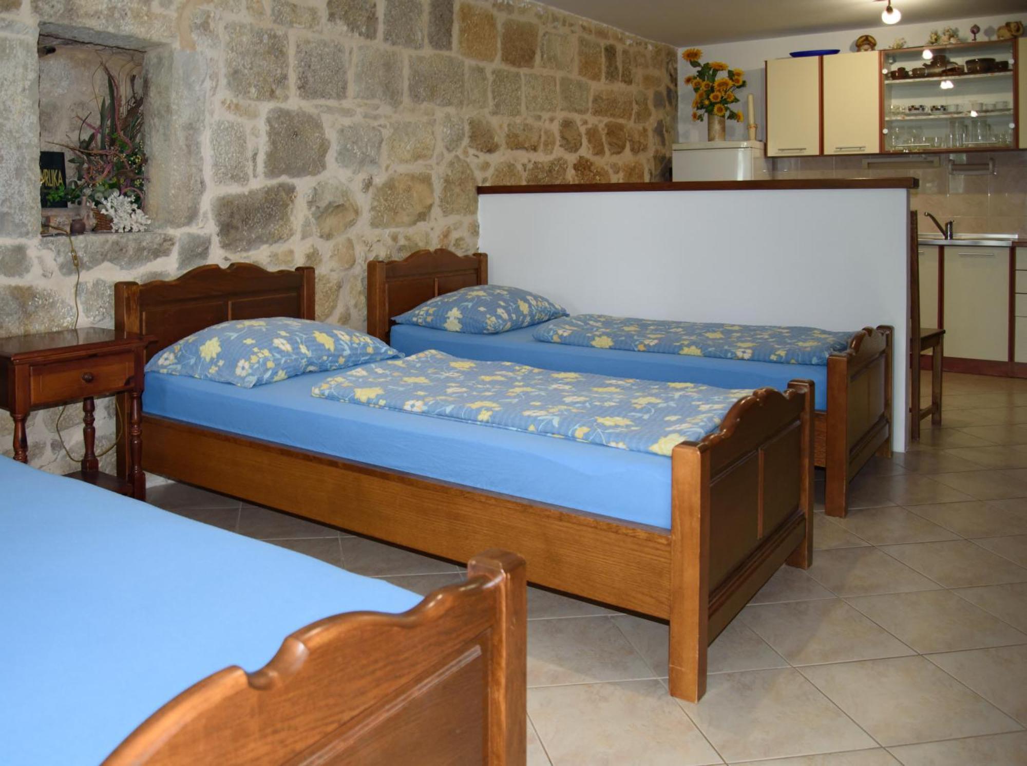 Vrlika Apartments Cvitini Dvori Garjak מראה חיצוני תמונה
