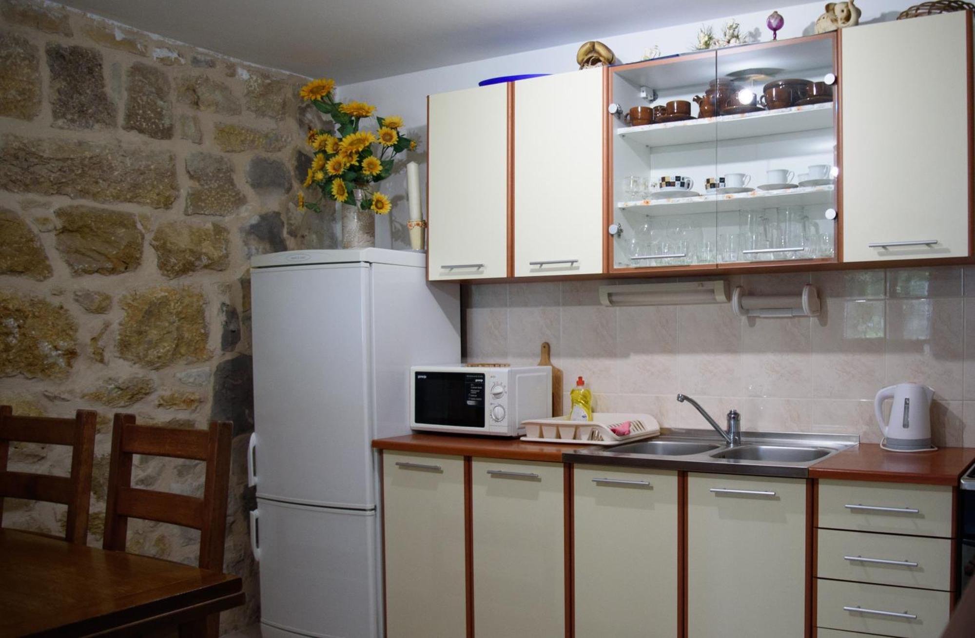 Vrlika Apartments Cvitini Dvori Garjak מראה חיצוני תמונה