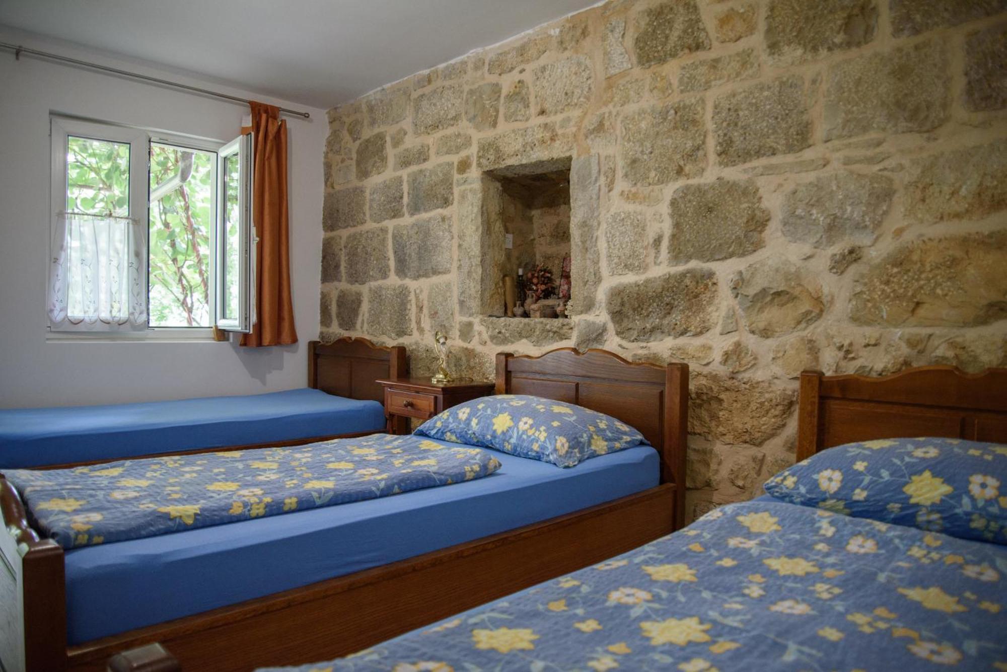 Vrlika Apartments Cvitini Dvori Garjak מראה חיצוני תמונה