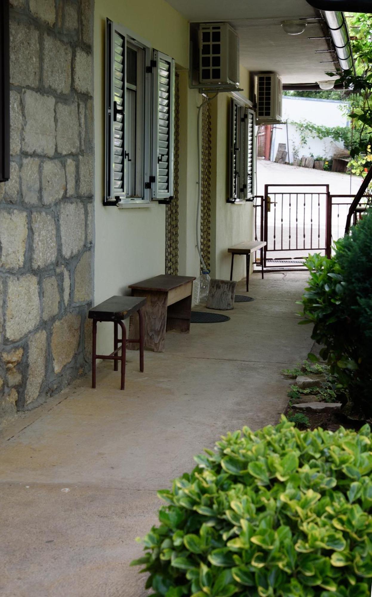 Vrlika Apartments Cvitini Dvori Garjak מראה חיצוני תמונה