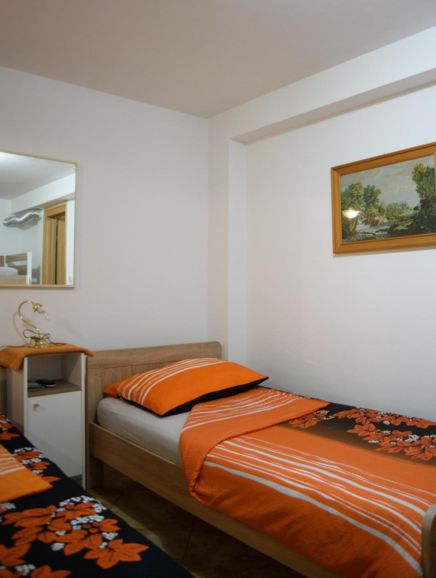 Vrlika Apartments Cvitini Dvori Garjak מראה חיצוני תמונה