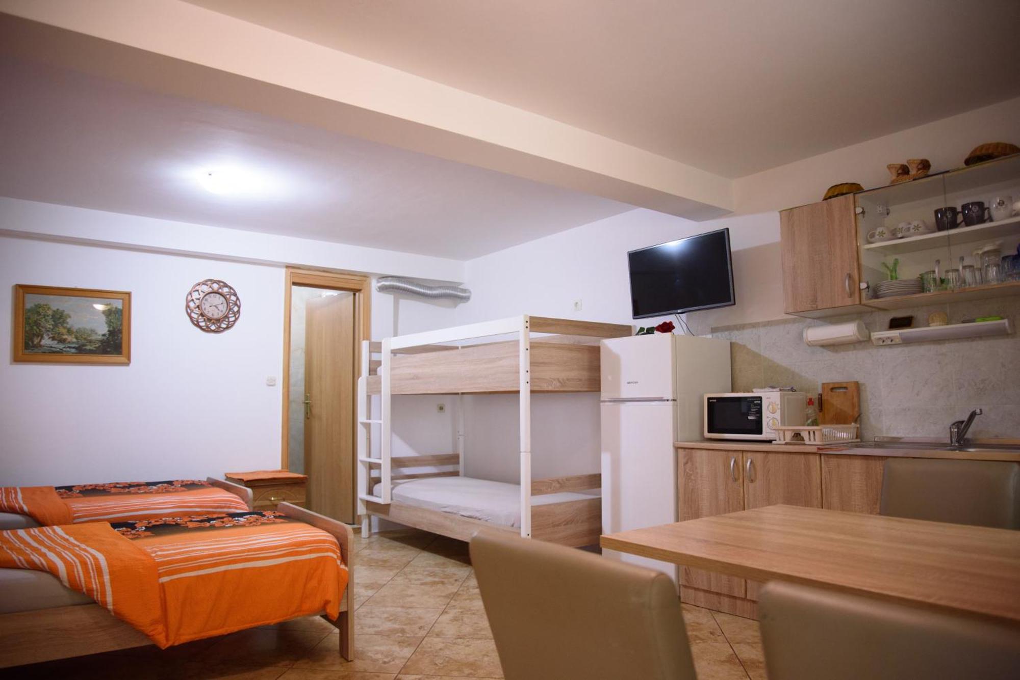 Vrlika Apartments Cvitini Dvori Garjak מראה חיצוני תמונה