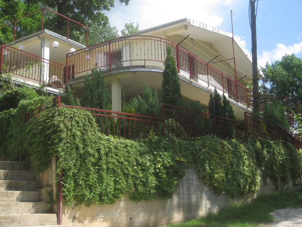 Vrlika Apartments Cvitini Dvori Garjak מראה חיצוני תמונה