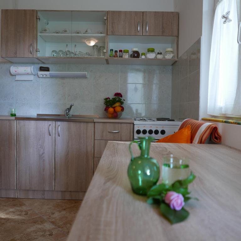 Vrlika Apartments Cvitini Dvori Garjak מראה חיצוני תמונה