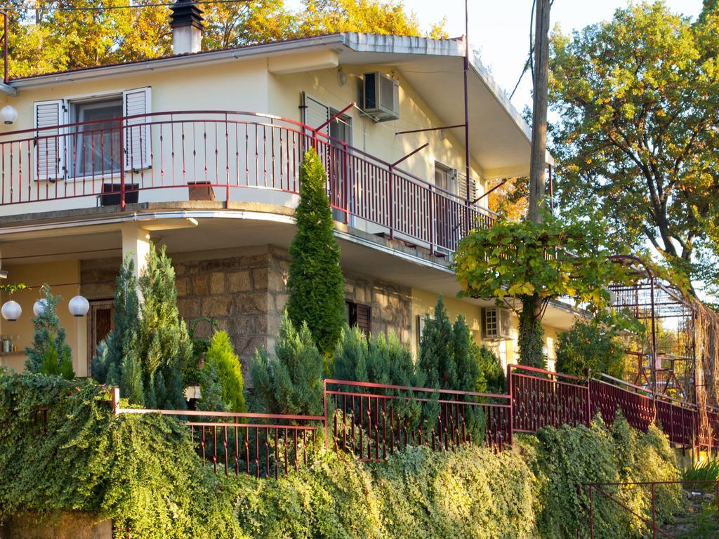 Vrlika Apartments Cvitini Dvori Garjak מראה חיצוני תמונה